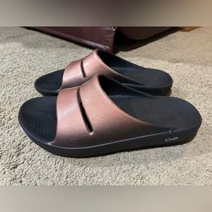 Oofos Ooahh Luxe Slide Sandal 42 Men 9 Women 11 Copper/Black Metallic Recovery